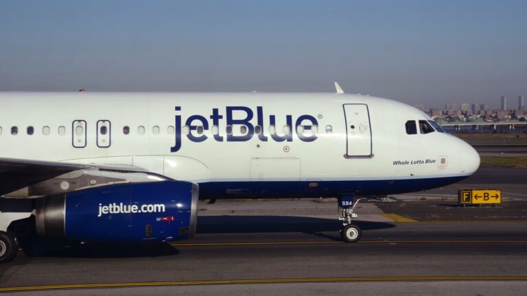 JetBlue fleet service workers seek union vote