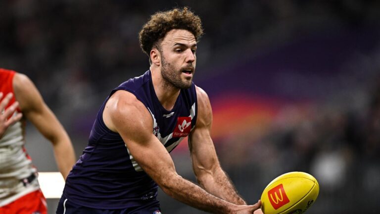 Fremantle duo Griffin Logue, Darcy Tucker to head to North Melbourne in multi-pick swap, Kangaroos assistance package