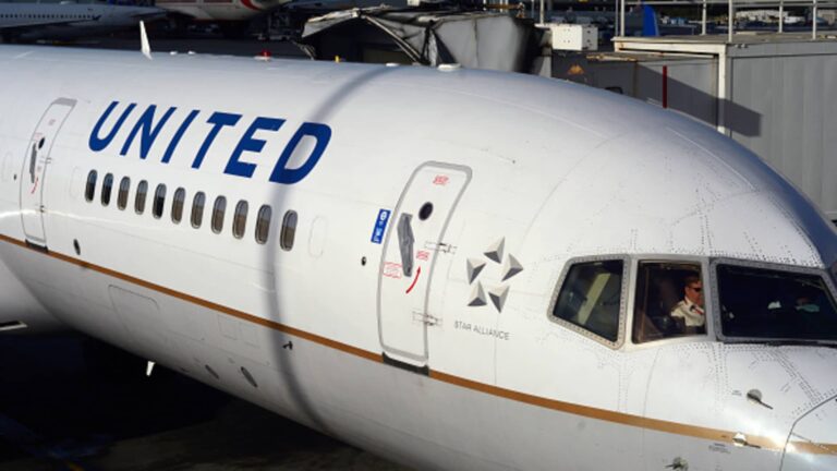 Head of United Airlines pilot union resigns after comments surface