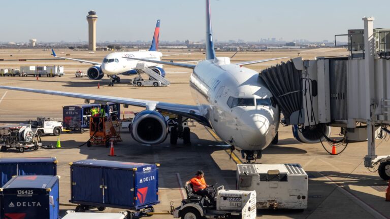 Texas winter weather forces airlines to cancel flights