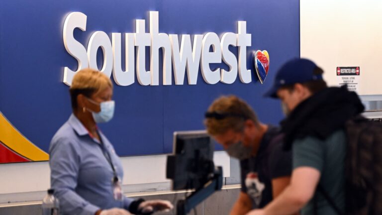 Southwest apologizes for holiday chaos in Senate hearing
